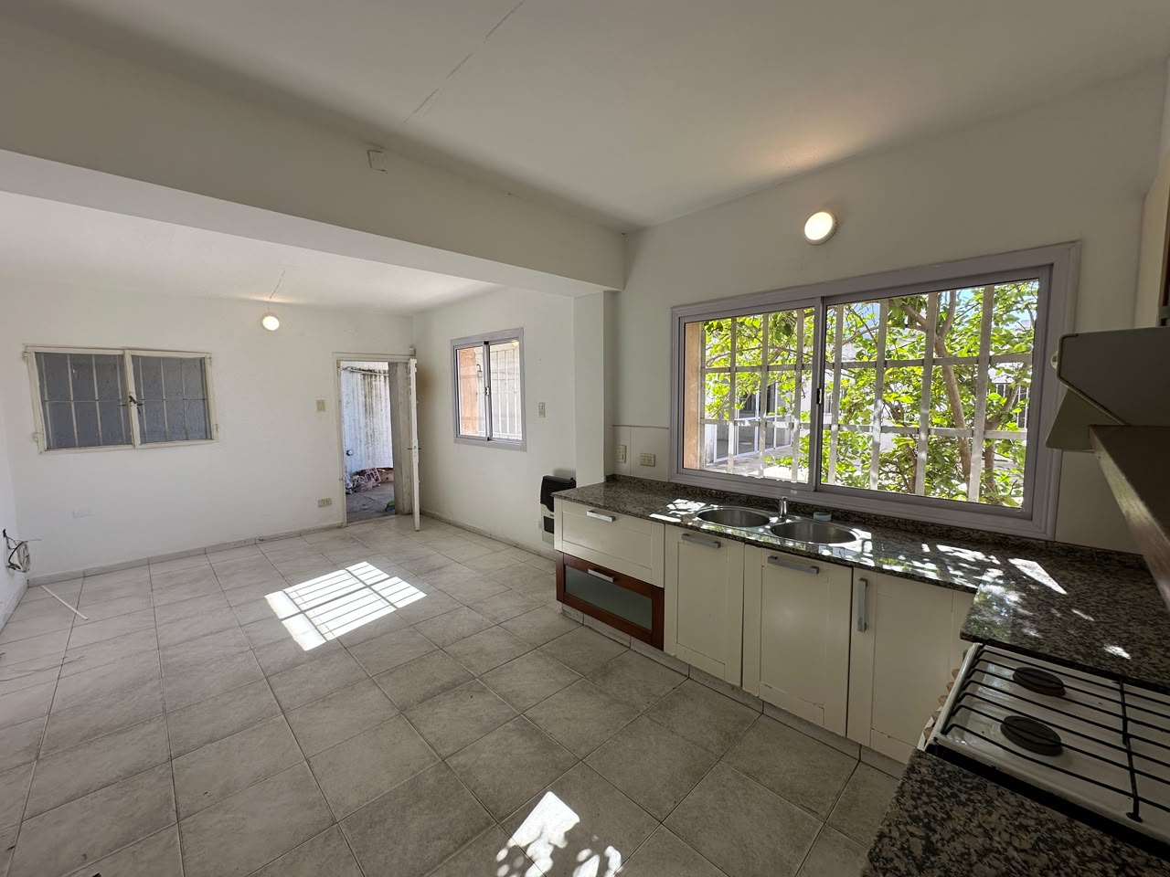 HERMOSA CASA + AMPLIO QUINCHO - En ALBERDI - Imagen 35