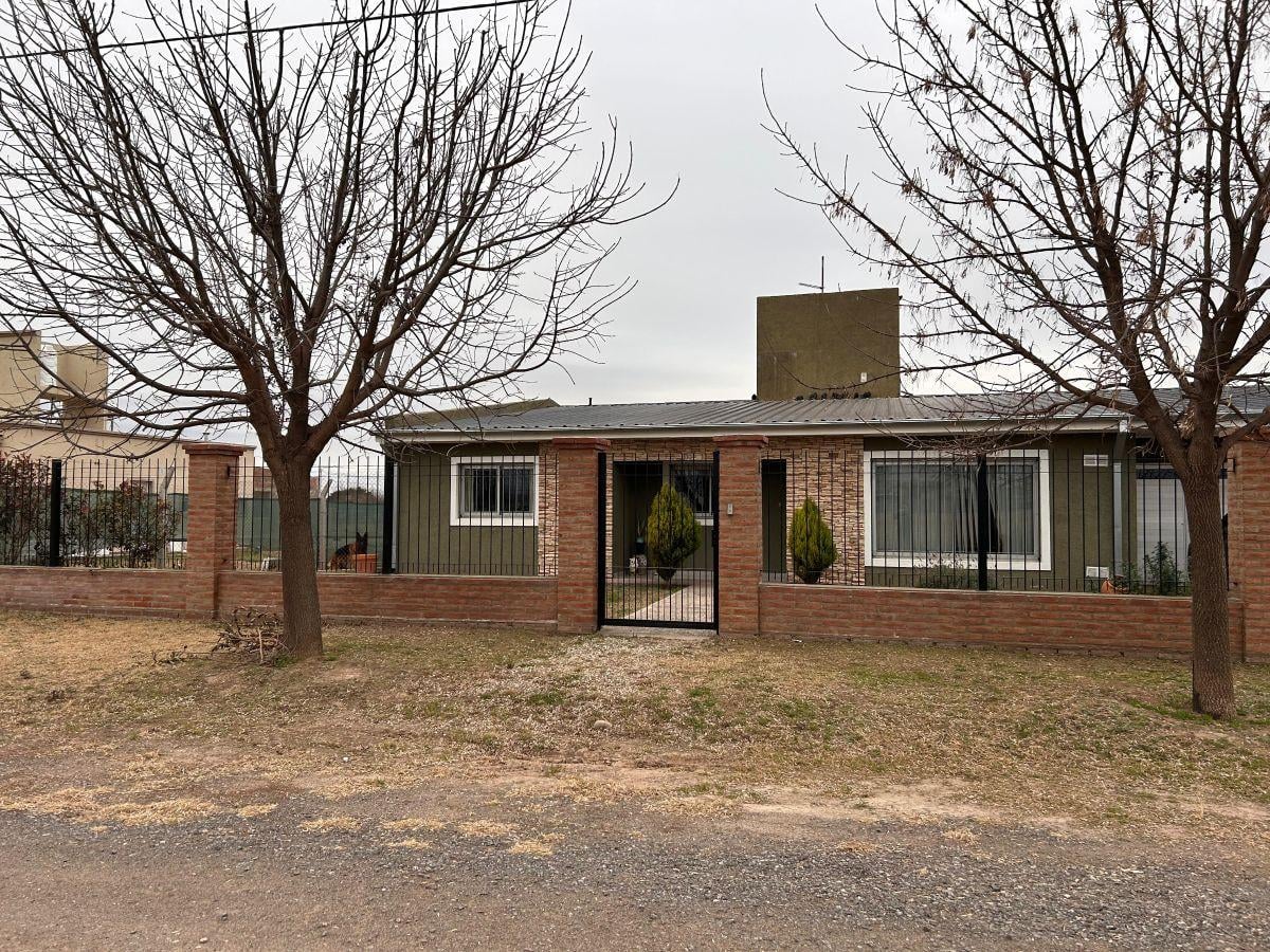 Oportunidad Única: Casa Amplia y Luminosa (3 Años) con Pileta en 1.600 m² de Terreno - Imagen 1