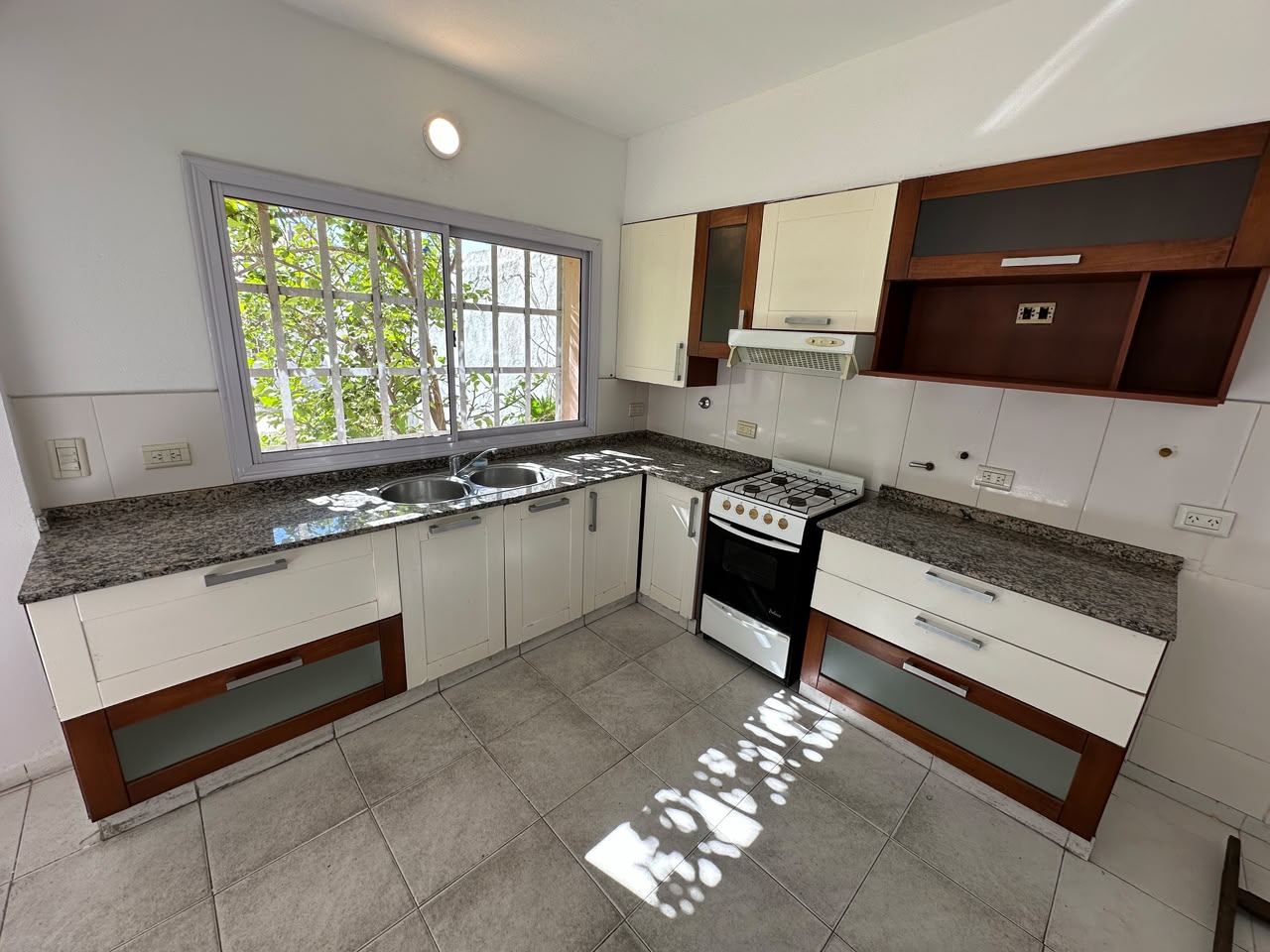 HERMOSA CASA + AMPLIO QUINCHO - En ALBERDI - Imagen 36