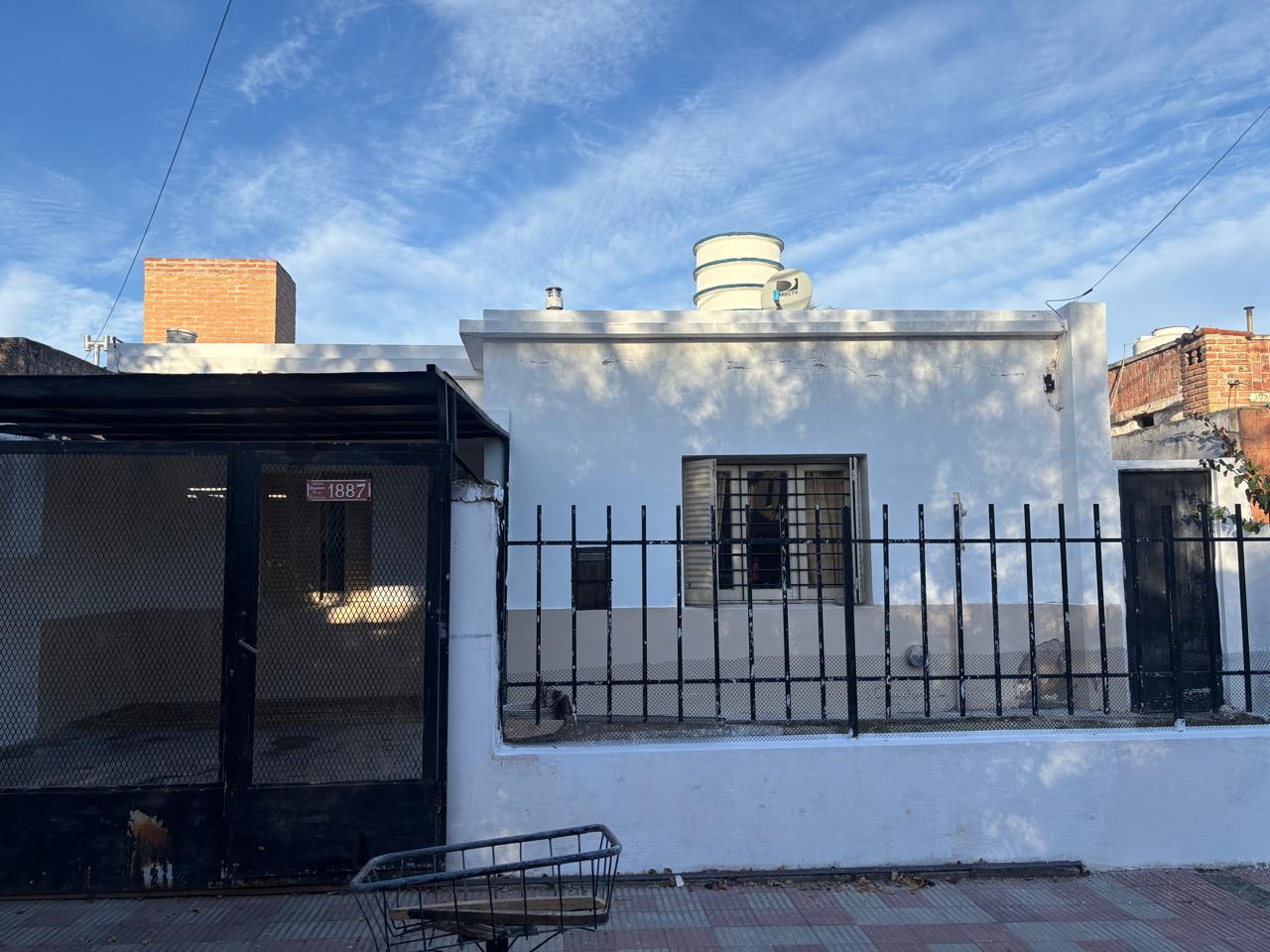 Gran Oportunidad para Inversores – Propiedad con Potencial para Dúplex sobre Calle Misiones - Imagen 1