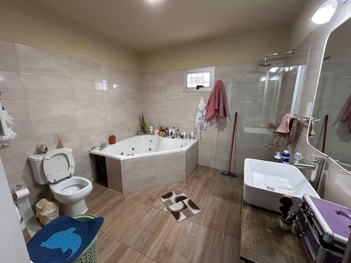 Oportunidad Única: Casa Amplia y Luminosa (3 Años) con Pileta en 1.600 m² de Terreno - Imagen 10