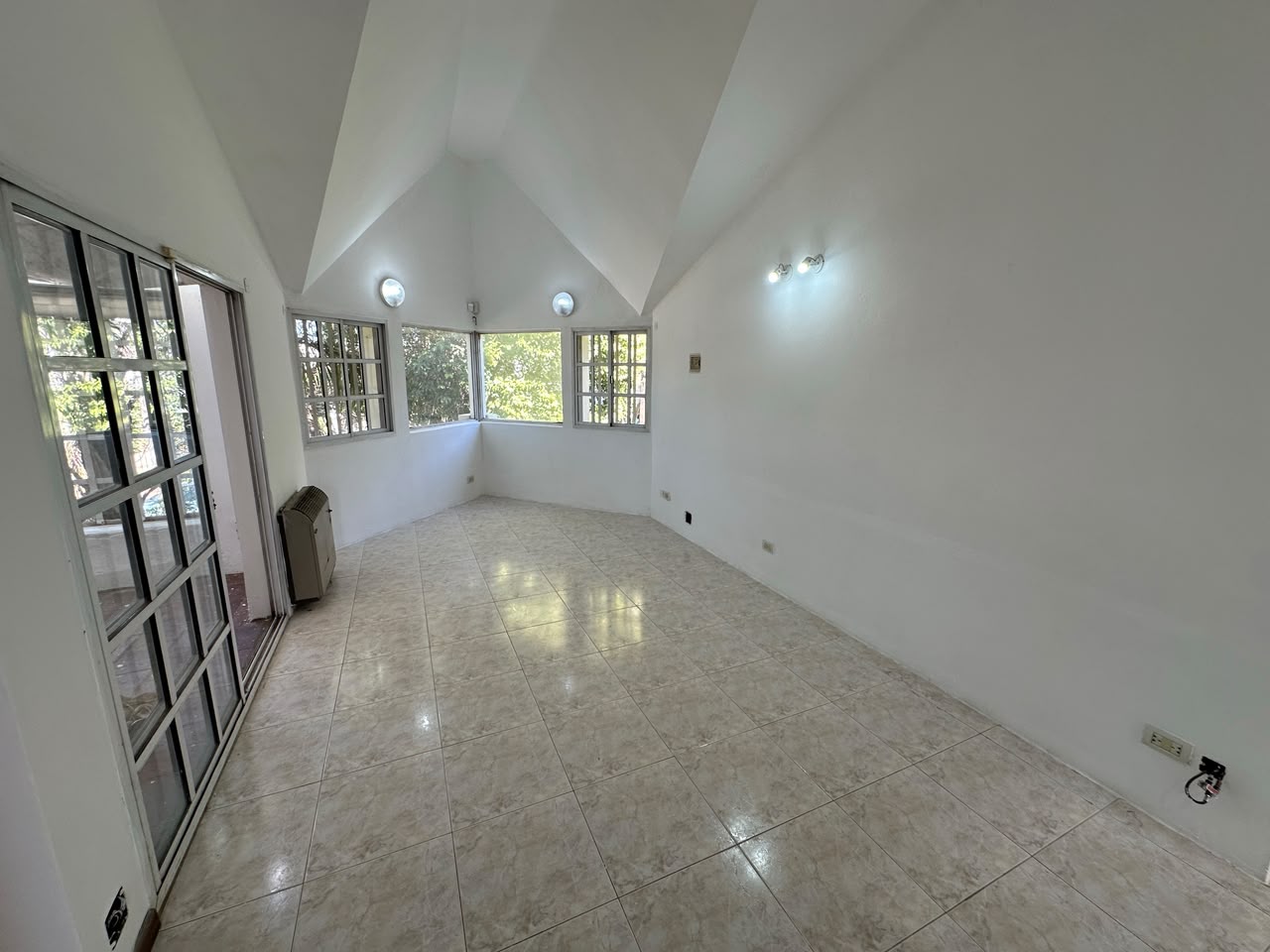 HERMOSA CASA + AMPLIO QUINCHO - En ALBERDI - Imagen 27