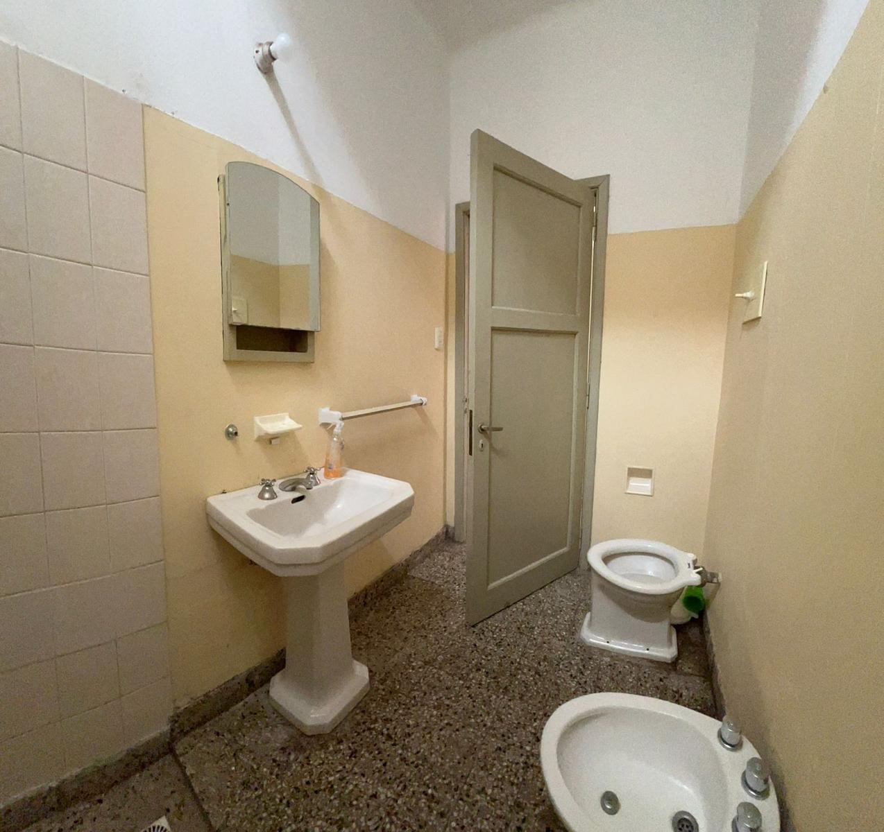 Casa a refaccionar en Barrio Alberdi   - ¡Ideal inversores! - Imagen 5
