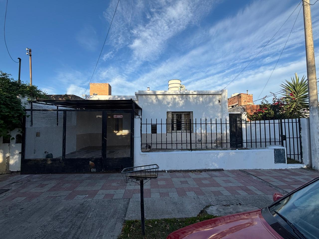 Gran Oportunidad para Inversores – Propiedad con Potencial para Dúplex sobre Calle Misiones - Imagen 2